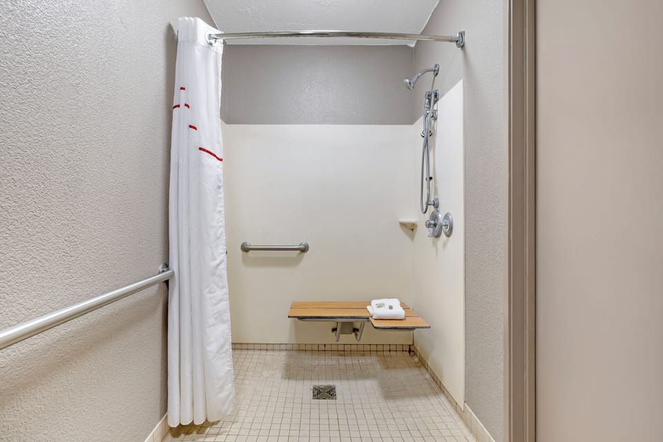 Superior Room, 1 Queen Bed, Accessible, Non Smoking (Roll-In Shower) | Bathroom | Combined shower/tub, free toiletries, hair dryer, towels