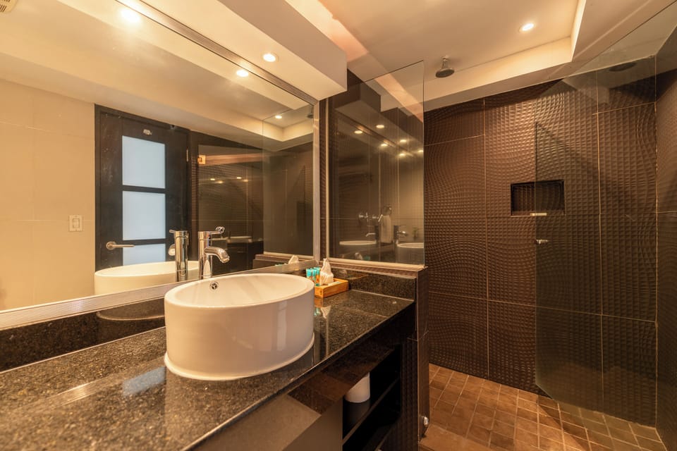Standard Room | Bathroom | Shower, designer toiletries, hair dryer, towels