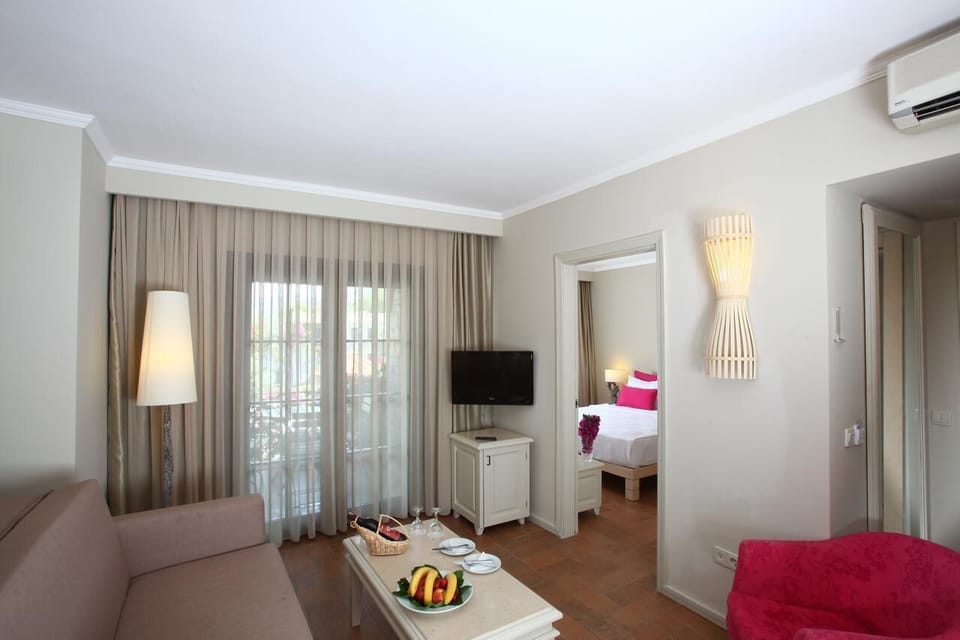 Junior Suite | Minibar, in-room safe, WiFi (free), bed sheets