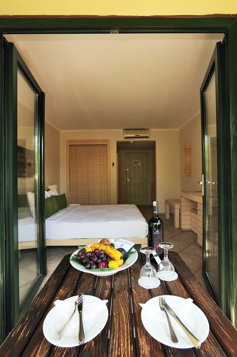 Minibar, in-room safe, WiFi (free), bed sheets