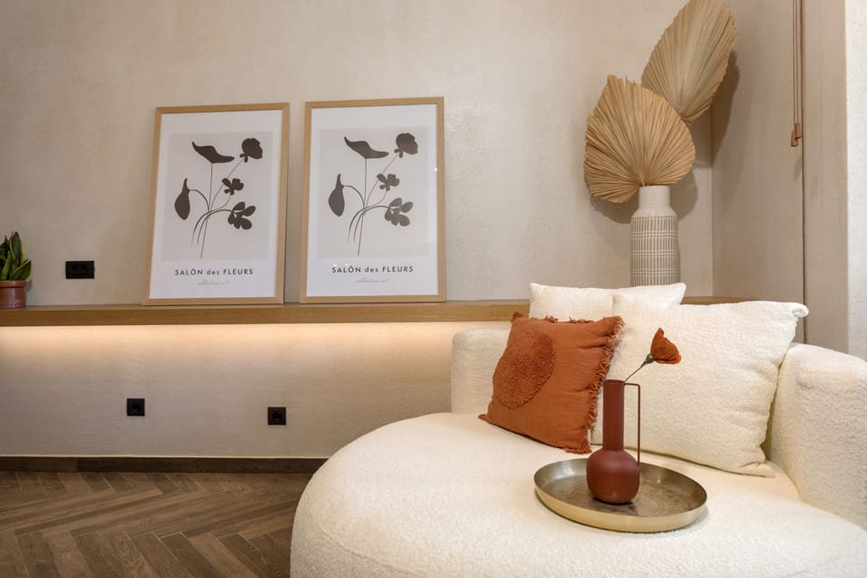 Junior Studio Suite | Living area | Flat-screen TV