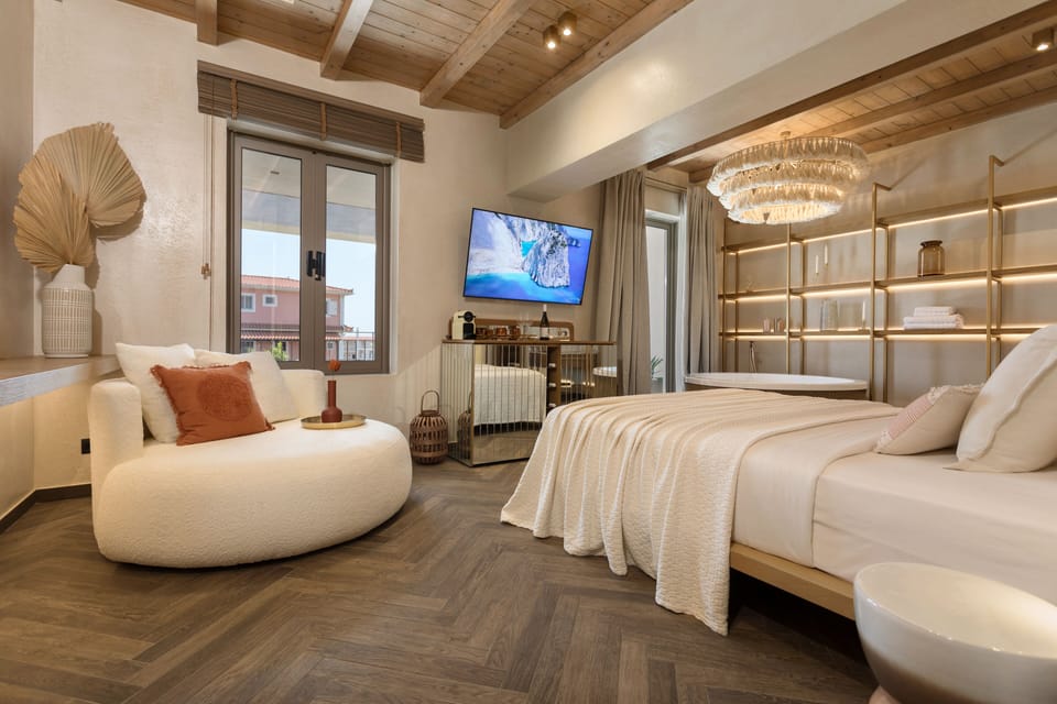 Junior Studio Suite | Minibar, in-room safe, blackout drapes, iron/ironing board