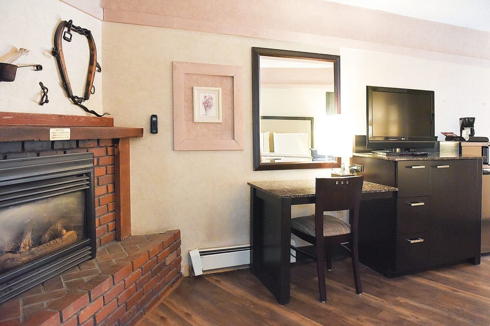 Standard Room, 1 Queen Bed, River View | Desk, free WiFi, bed sheets