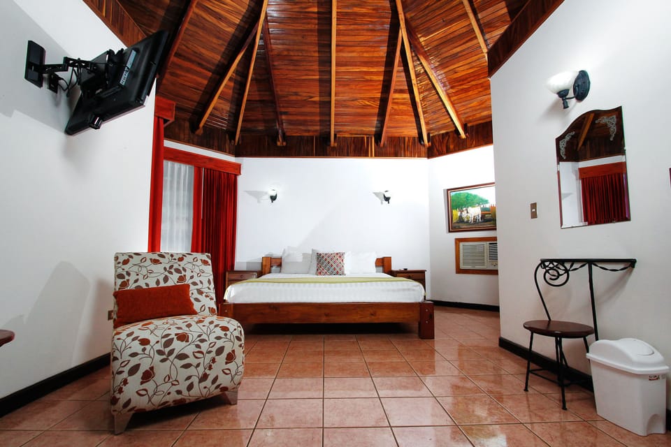 Junior Studio Suite, 1 King Bed, Kitchen | Blackout drapes, free WiFi, bed sheets