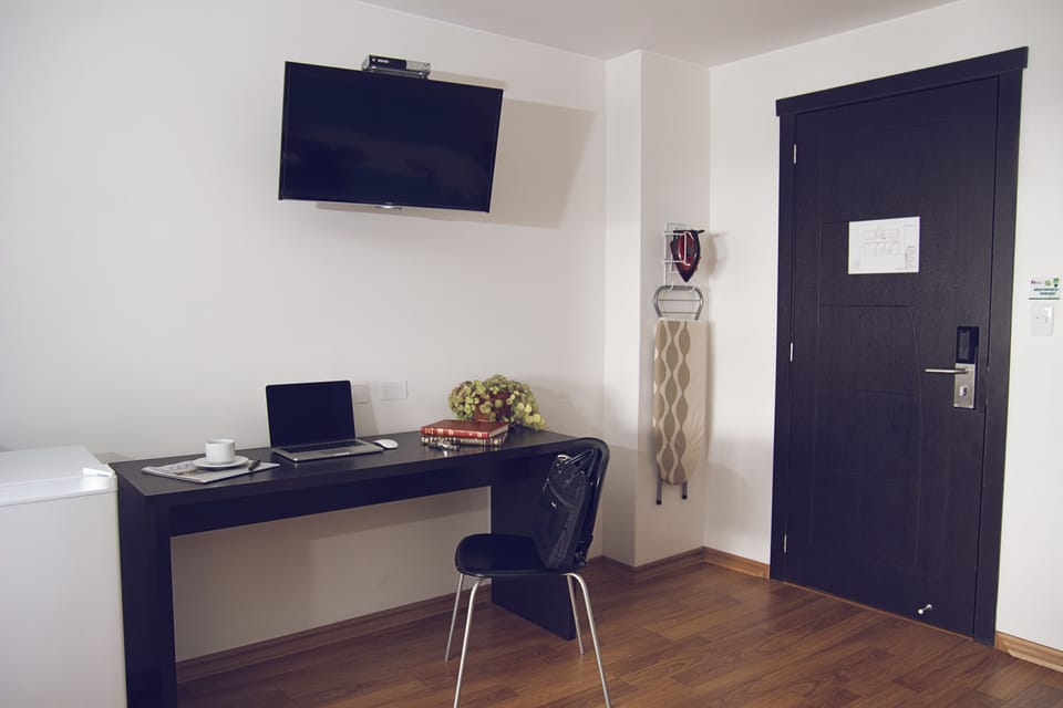 Deluxe Room | Minibar, in-room safe, desk, iron/ironing board