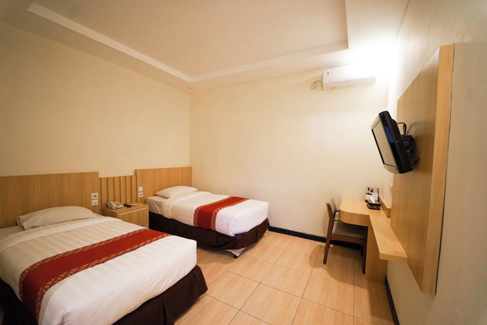 Standard Room, 2 Twin Beds | Desk, free WiFi, bed sheets