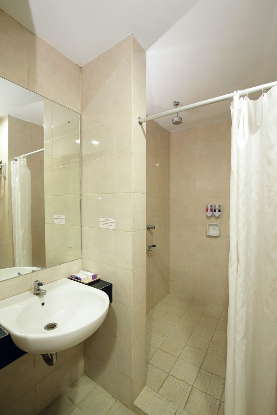 Standard Room, 2 Twin Beds | Bathroom | Shower, rainfall showerhead, towels