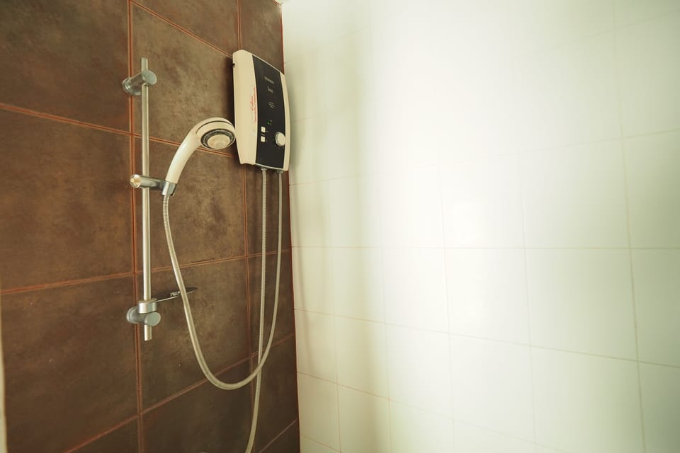 Standard Double Room | Bathroom shower