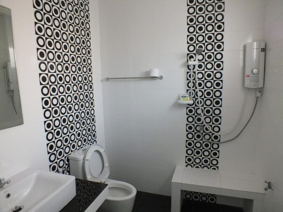 Shower, free toiletries, towels