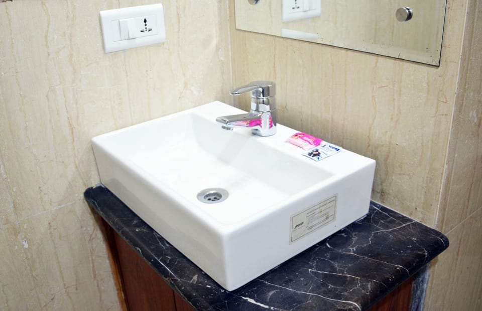 Business Suite, 1 King Bed, Accessible, Tower | Bathroom amenities | Combined shower/tub, free toiletries, hair dryer, bathrobes