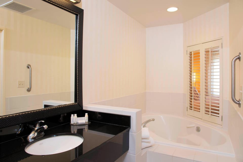 Room, 1 King Bed | Bathroom | Free toiletries, hair dryer, towels