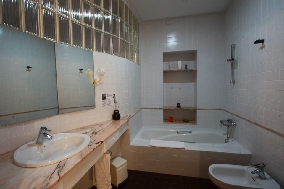 Double Room (Fulvia 101) | Bathroom | Shower, rainfall showerhead, free toiletries, hair dryer