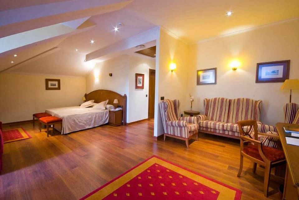 Deluxe Double or Twin Room, River View | In-room safe, desk, free WiFi, bed sheets