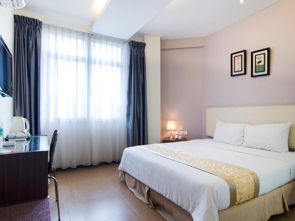 Deluxe King Bed Room  | In-room safe, desk, laptop workspace, iron/ironing board