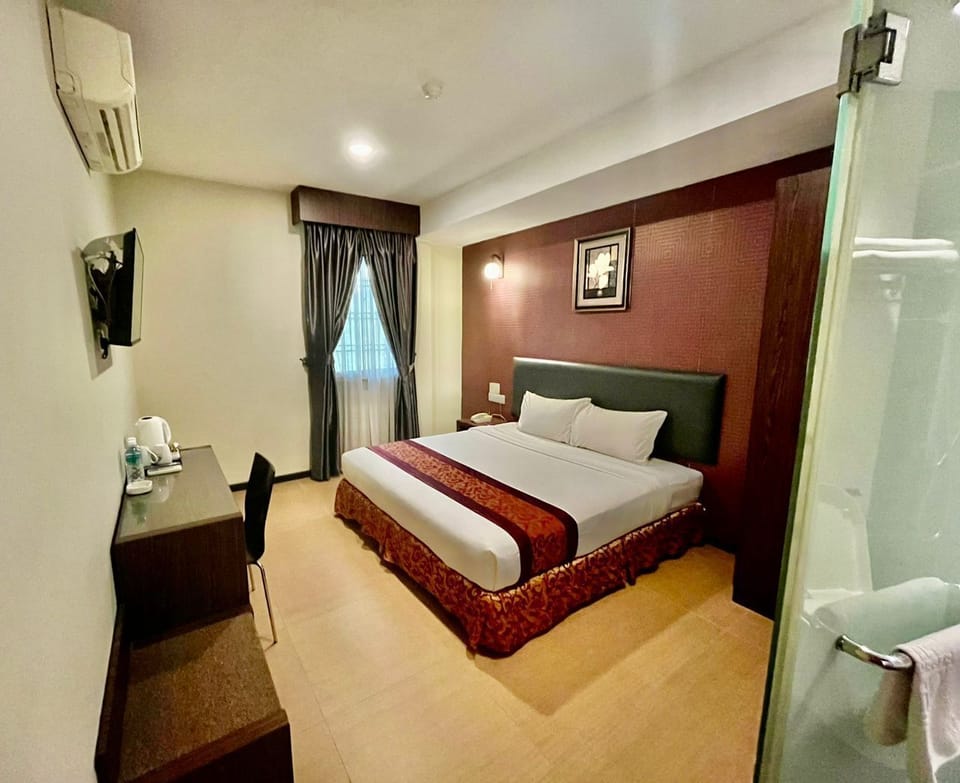 Deluxe King Bed Room | In-room safe, desk, blackout drapes, iron/ironing board