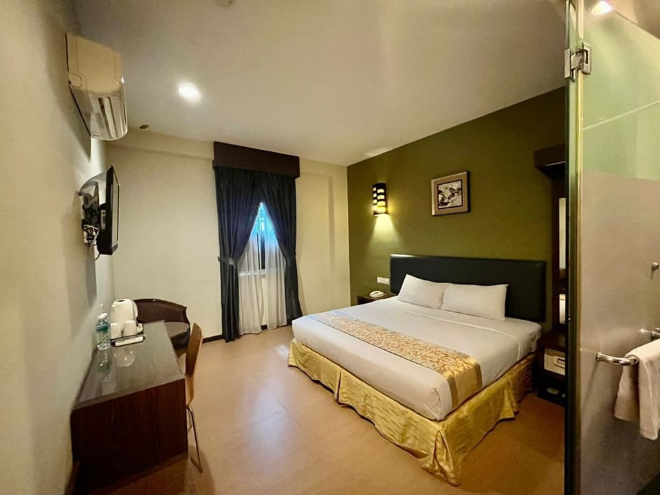 Deluxe King Bed Room | In-room safe, desk, blackout drapes, iron/ironing board