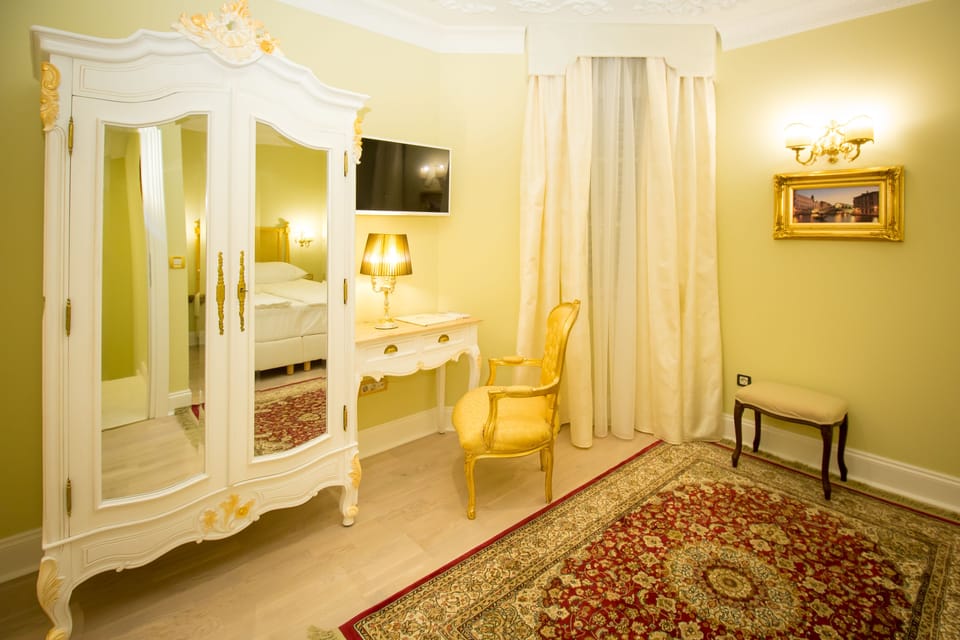 Premium bedding, down comforters, minibar, in-room safe