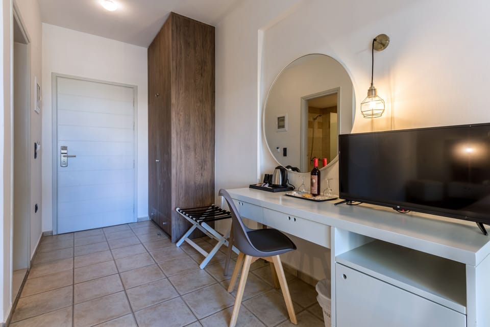 In-room safe, desk, iron/ironing board, bed sheets