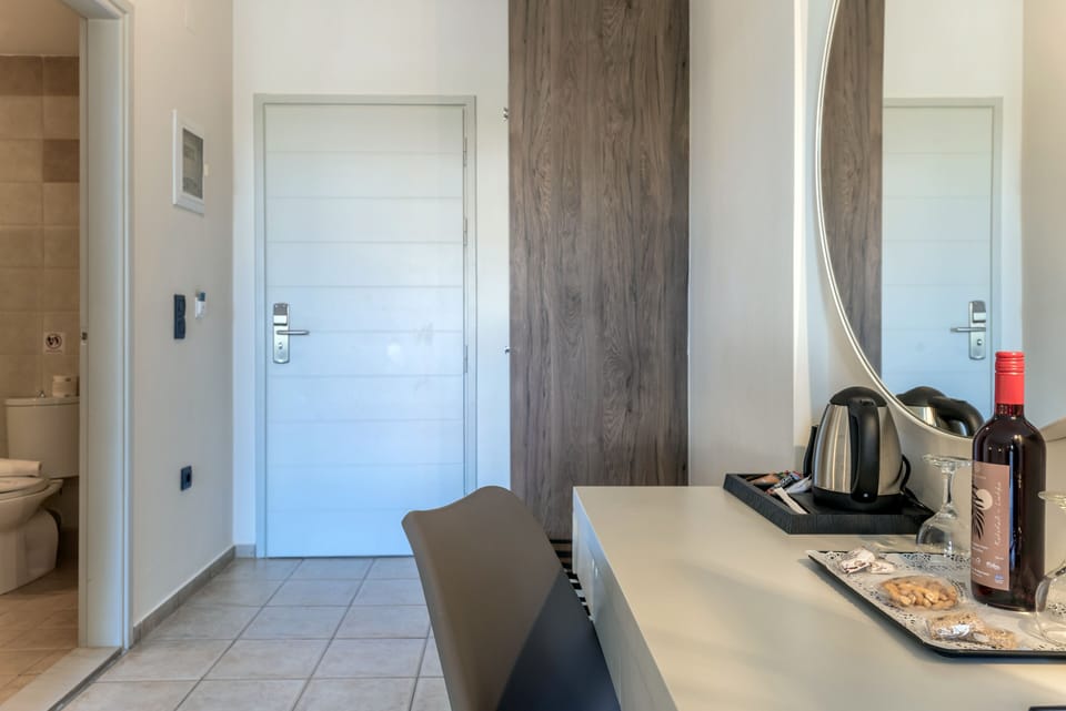 In-room safe, desk, iron/ironing board, bed sheets