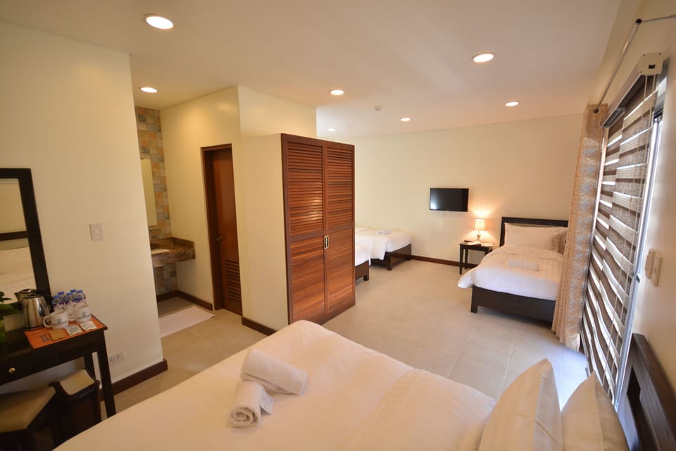 Family Room | Desk, WiFi (free), bed sheets