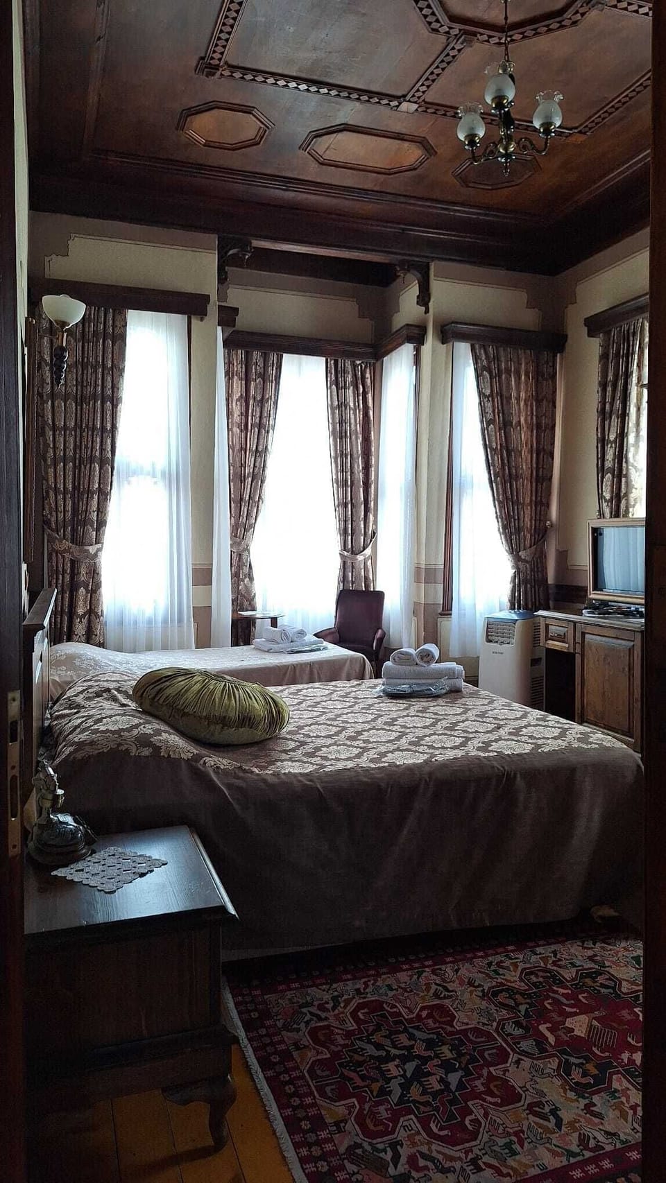 Standard Twin Room, 2 Twin Beds | Free minibar items, in-room safe, desk, free WiFi