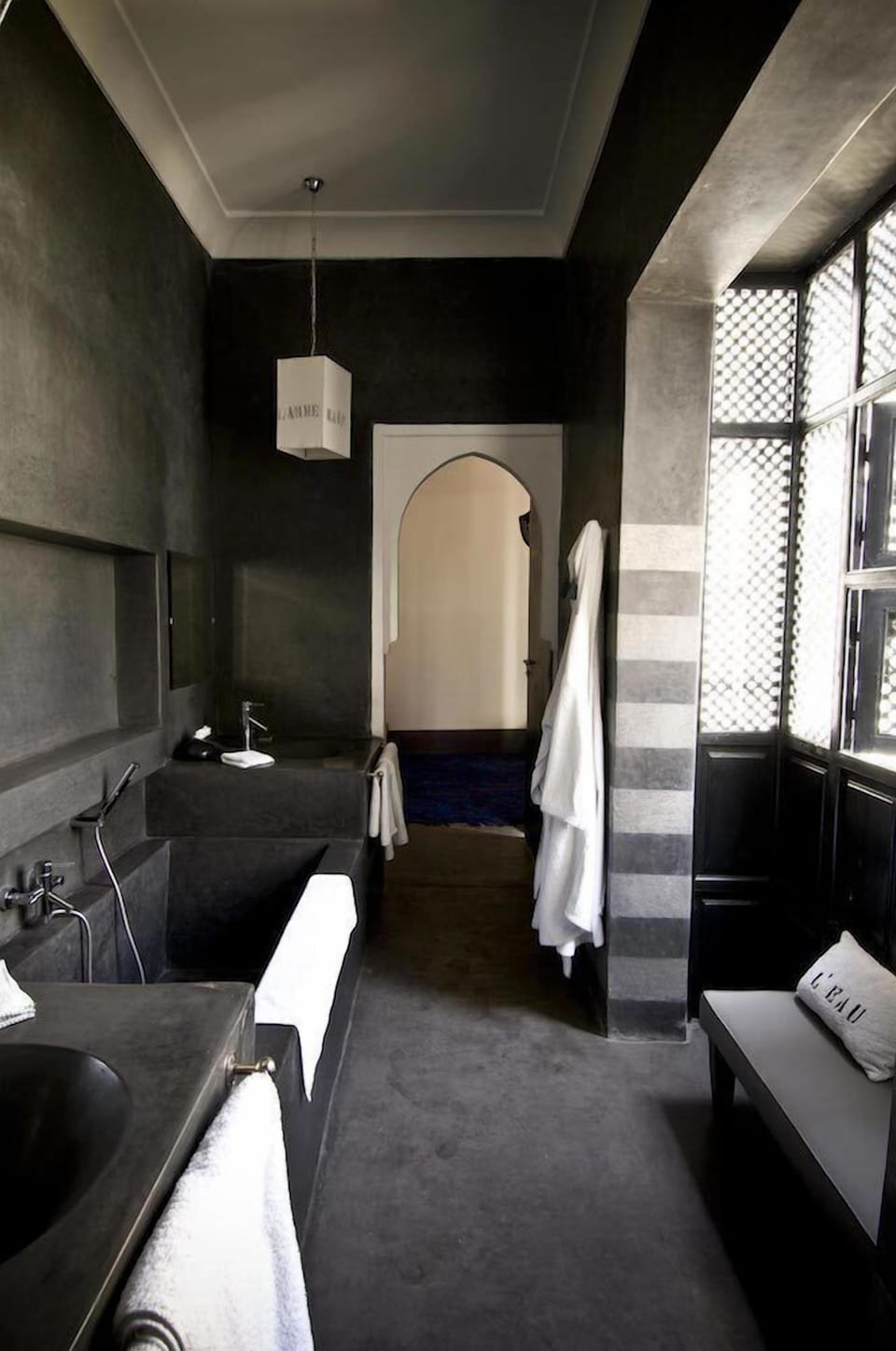 Room (Chapitre 4) | Bathroom | Free toiletries, hair dryer, bathrobes, towels