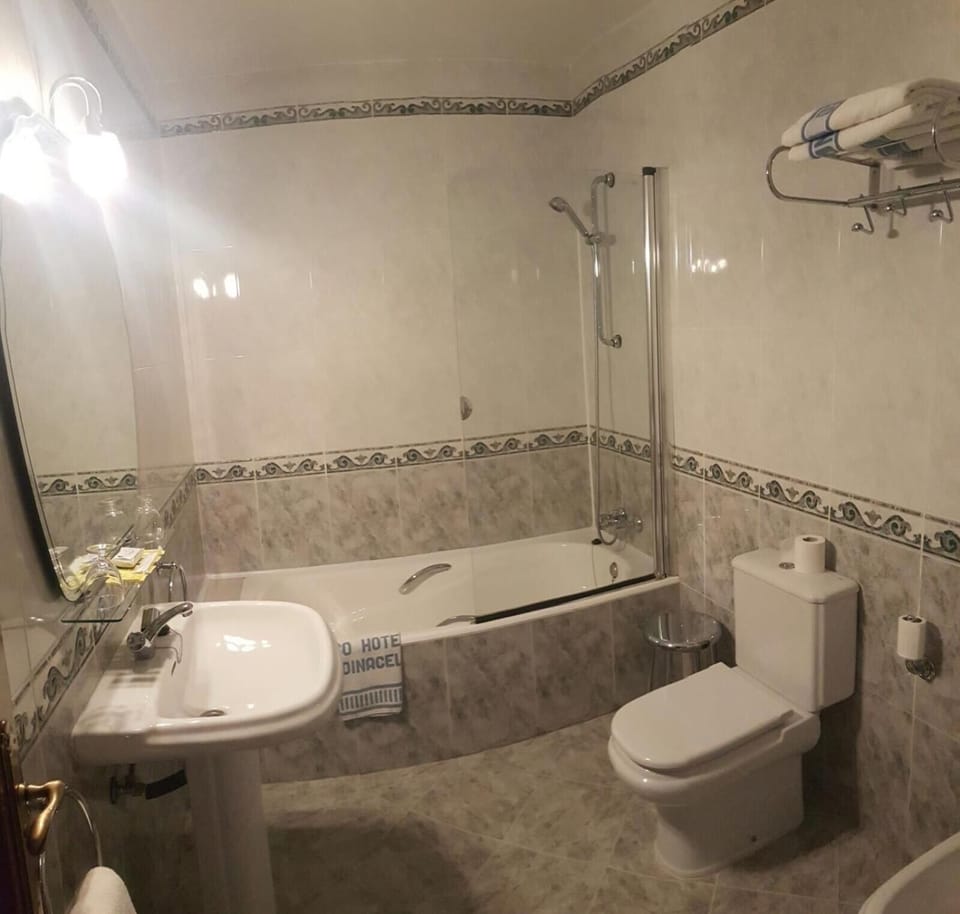 Bathtub, free toiletries, towels