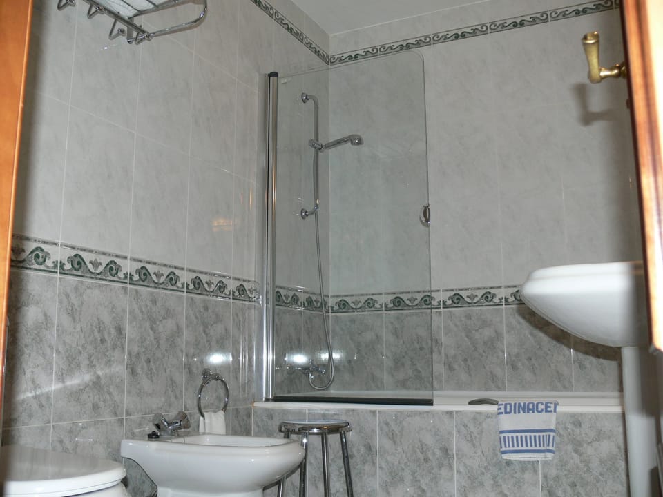 Twin Room | Bathroom | Bathtub, free toiletries, towels