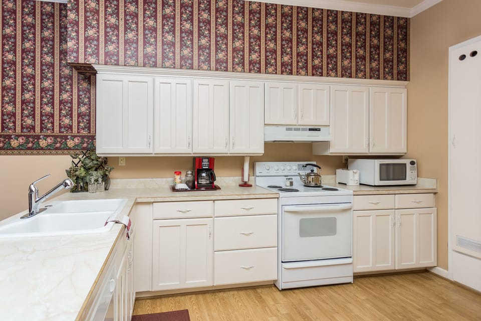 Classic Penthouse, 1 Bedroom | Private kitchen | Coffee/tea maker, fridge, microwave, stovetop
