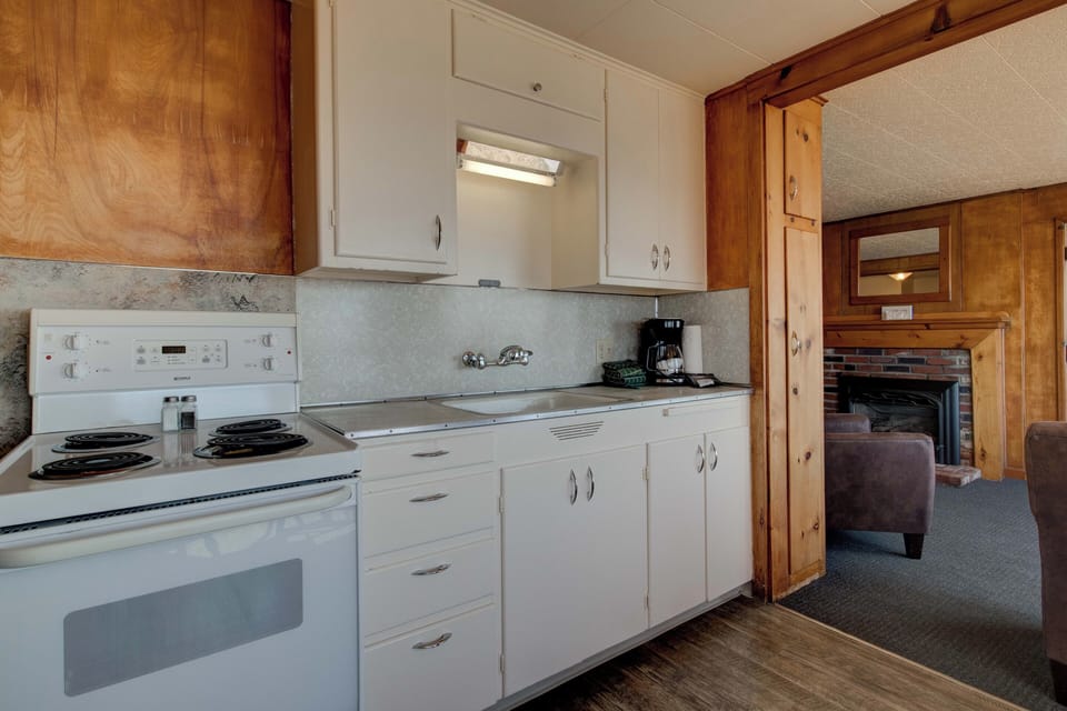1 Queen Cottage w/ kitchen, Oceanview Pet Friendly | Private kitchen | Fridge, microwave, coffee/tea maker