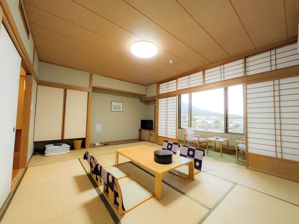 Basic Room, Mountain View | In-room safe, bed sheets