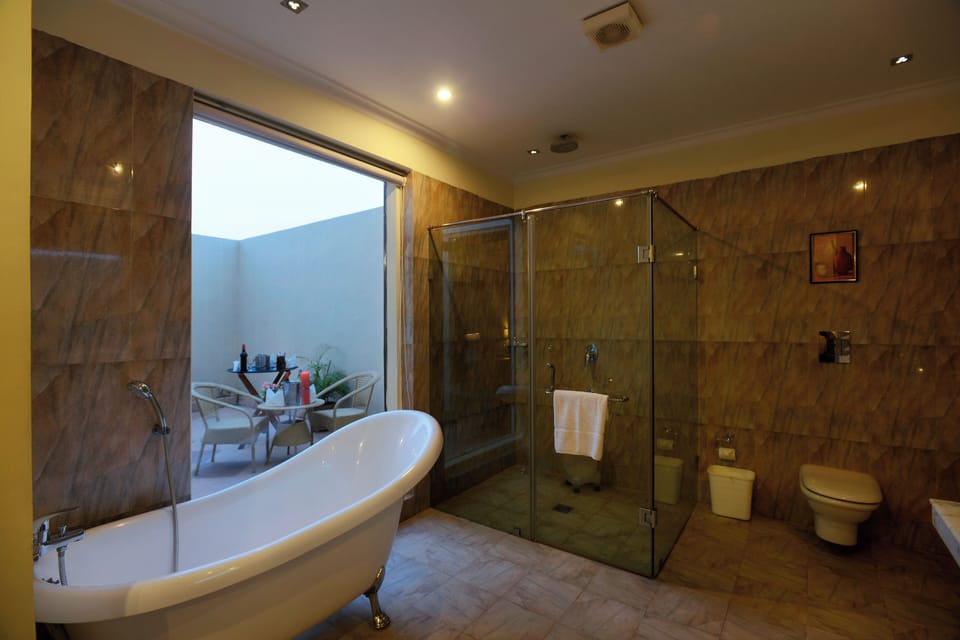 Executive Room | Bathroom | Separate tub and shower, free toiletries, towels