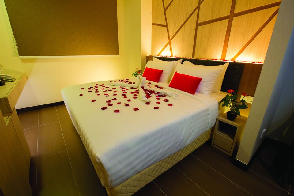 Lotus Suite | Minibar, in-room safe, desk, soundproofing