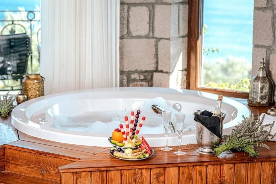 Deluxe Room with Jacuzzi | Minibar, in-room safe, desk, soundproofing
