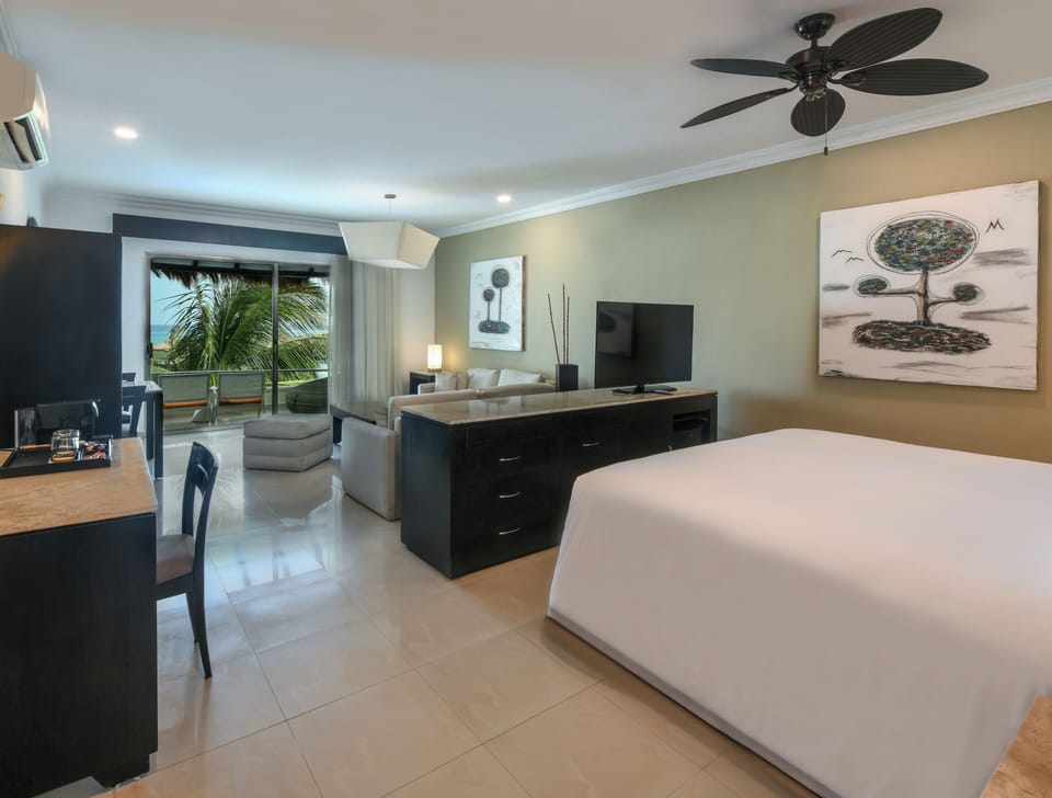 HONEYMOON SUITE | In-room safe, desk, laptop workspace, iron/ironing board