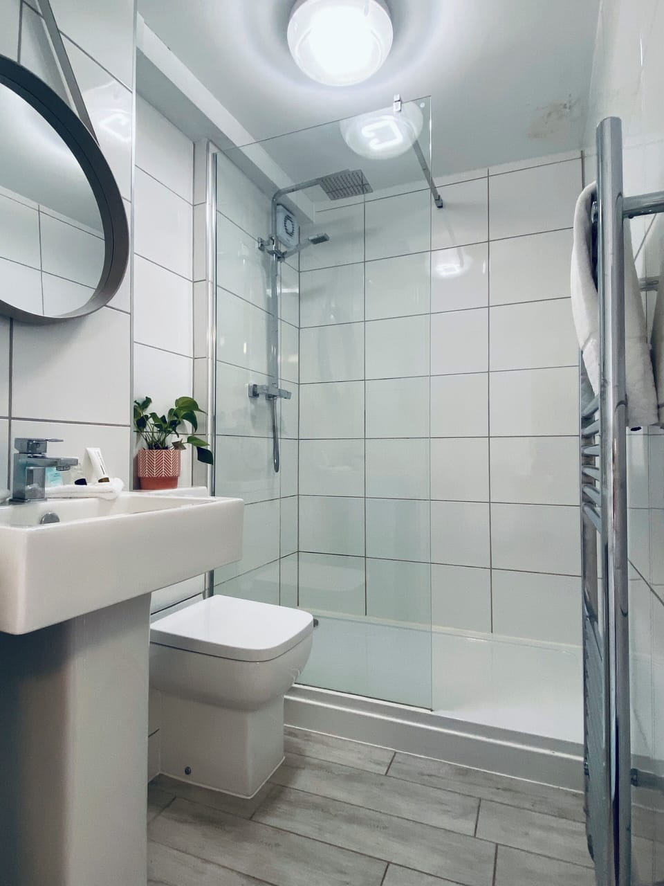 Twin Room | Bathroom | Free toiletries, hair dryer, towels, toilet paper