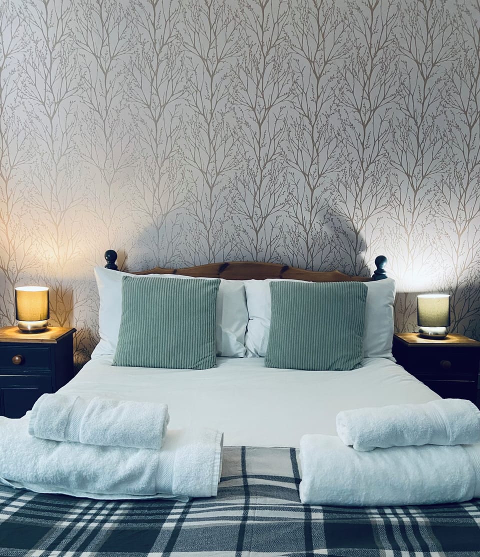 Double Room | Premium bedding, desk, iron/ironing board, WiFi (free)