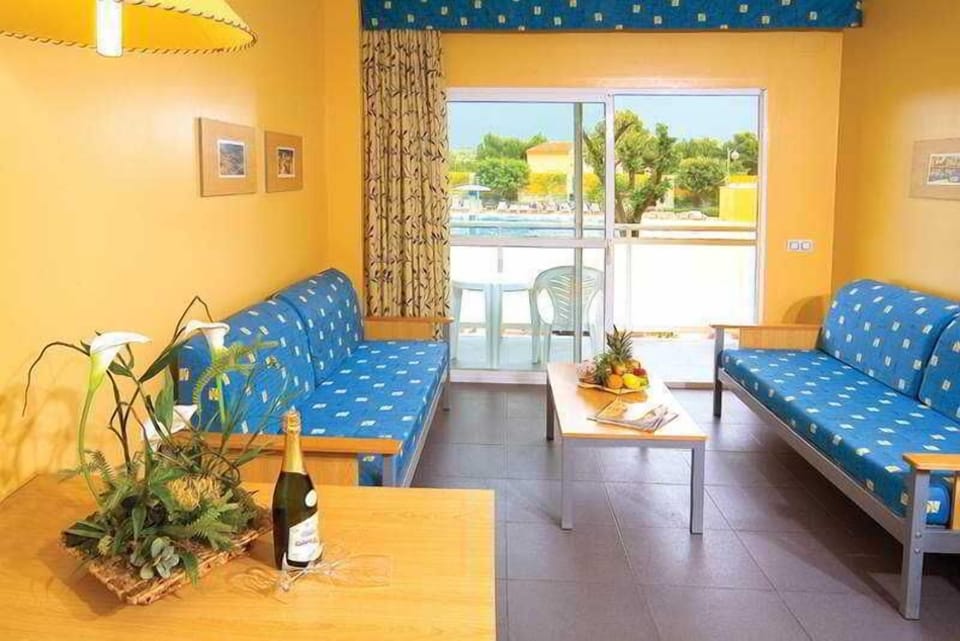 In-room safe, desk, iron/ironing board, cribs/infant beds