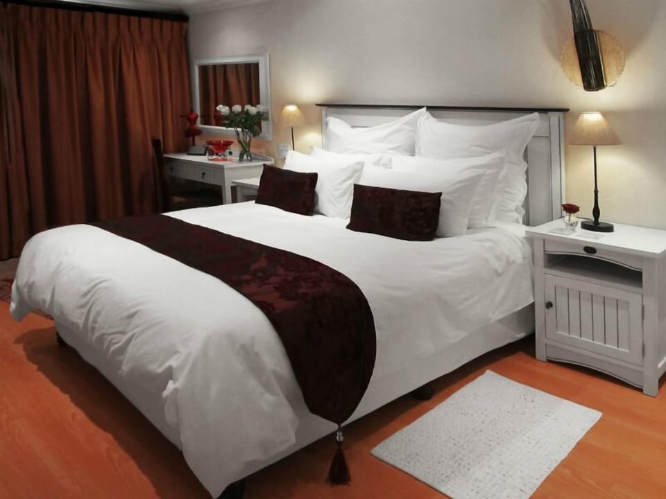 Luxury Room | Minibar, blackout drapes, free WiFi
