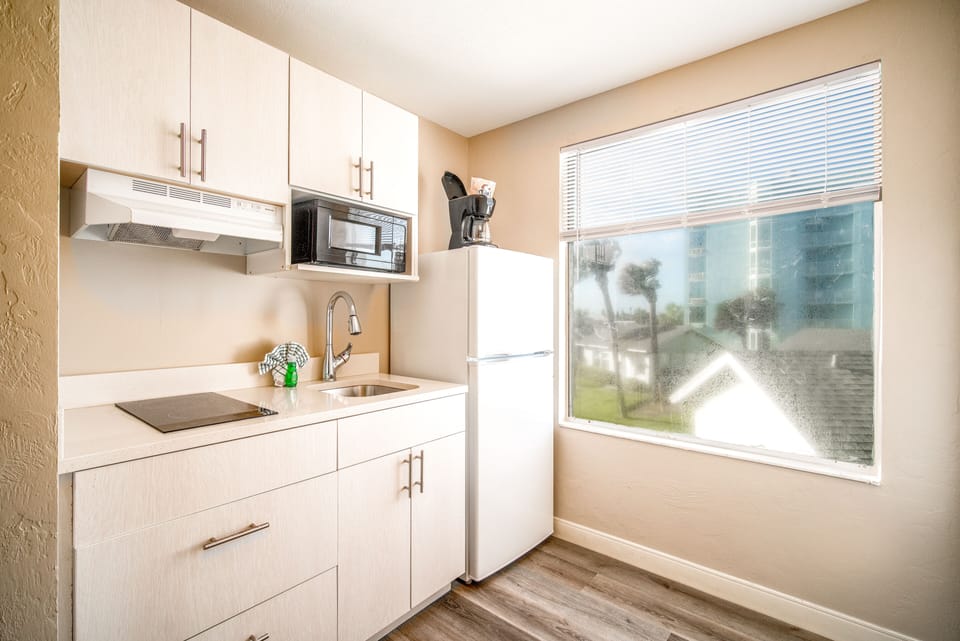 Standard Double Room | Private kitchen | Fridge, microwave, stovetop, coffee/tea maker