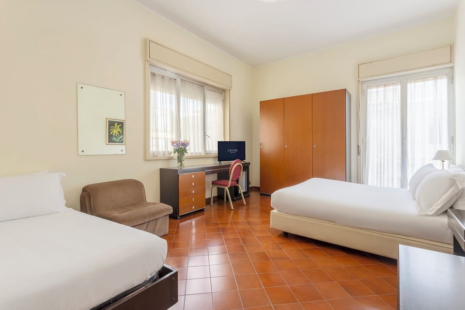 Hypo-allergenic bedding, in-room safe, desk, free WiFi