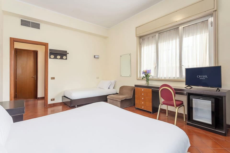 Hypo-allergenic bedding, in-room safe, desk, free WiFi