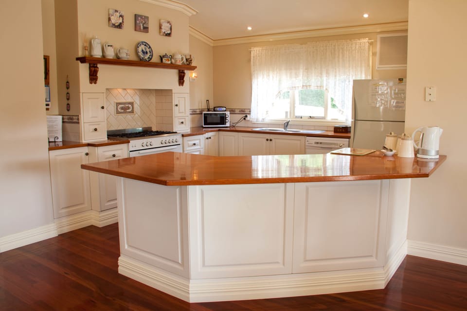 House, 5 Bedrooms, Garden View | Private kitchen | Full-size fridge, microwave, oven, stovetop