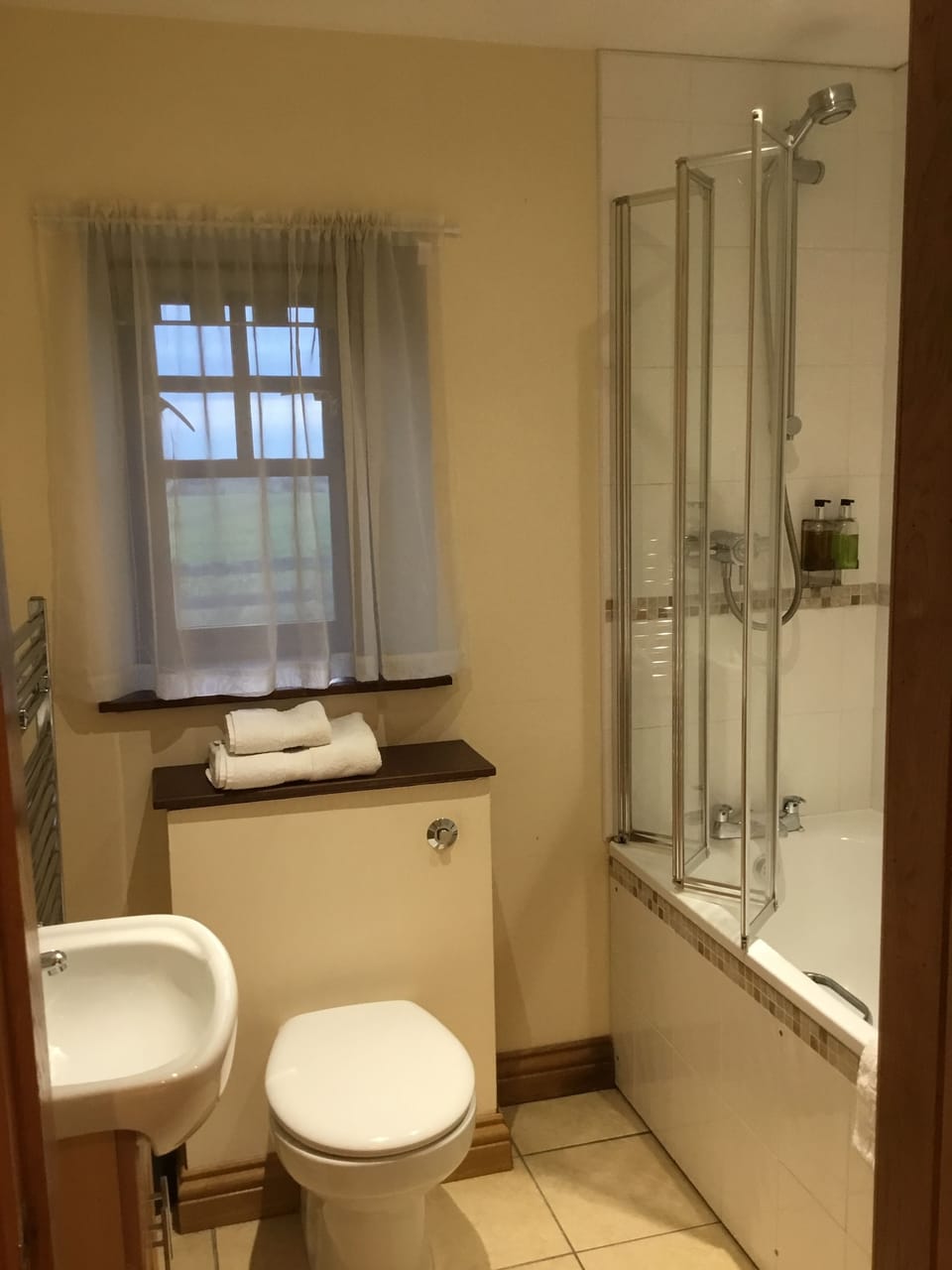 Twin Room (Twin Beds) | Bathroom | Towels