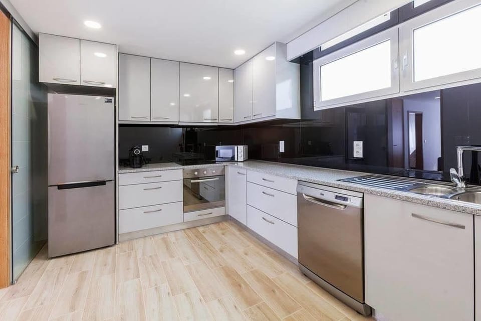 Full-size fridge, microwave, oven, dishwasher