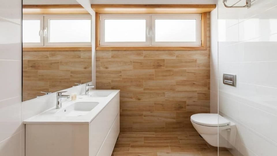Double Room | Bathroom | Shower, free toiletries, hair dryer, towels