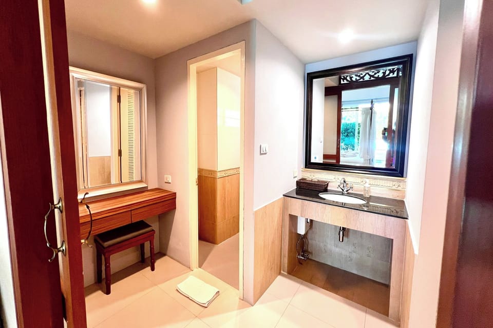Deluxe Room | Bathroom | Shower, rainfall showerhead, free toiletries, hair dryer