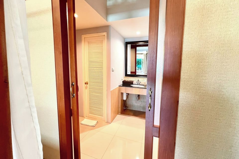 Deluxe Room | Bathroom | Shower, rainfall showerhead, free toiletries, hair dryer