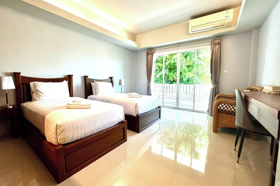 Superior Twin Room | Desk, rollaway beds