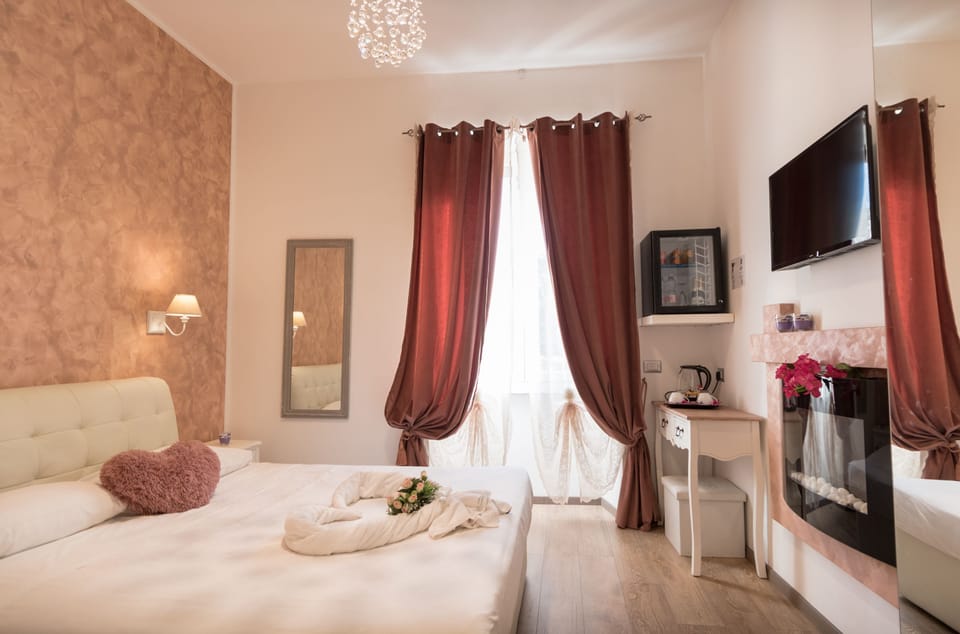Royal Room, 1 Bedroom (S8) | Desk, soundproofing, free WiFi